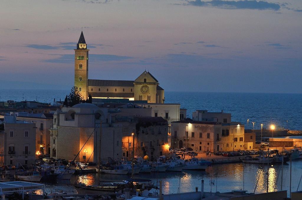 La Banchina Holiday Rooms Trani Exteriör bild